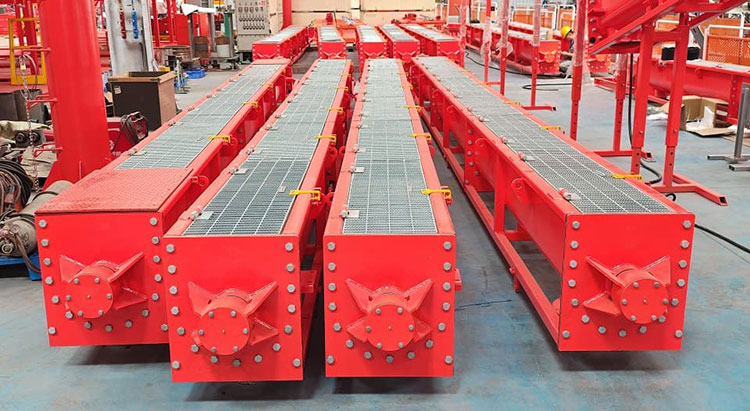 Four open-lid start-stop screw conveyors are arranged to convey drilling waste and oil-based drill cuttings